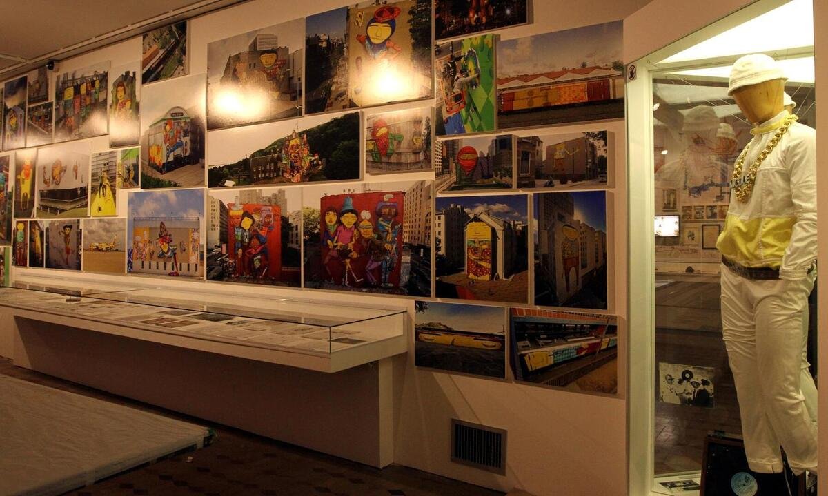 OsGemeos levam multidão para ver mostra inédita em BH, no CCBB - Jair Amaral /EM/D.A Press