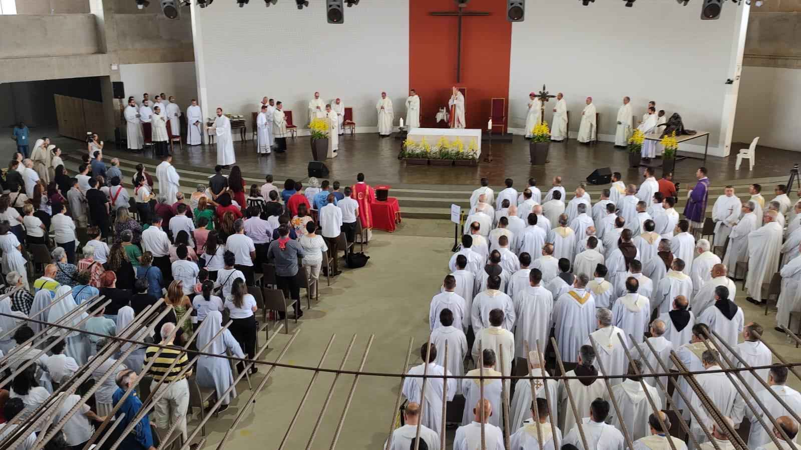 Missa da Unidade, em BH, reúne 400 padres e tem a bênção dos santos óleos - Jair Amaral/EM/D.A/Press