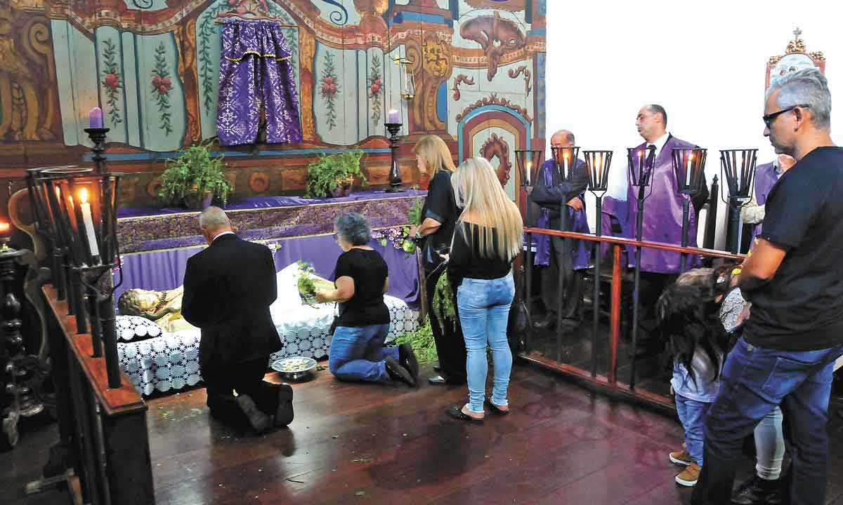 Abertura do Santo Sepulcro atrai fiéis a Sabará, na Grande BH