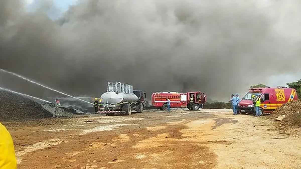 Incêndio destrói fábrica de cimento e lança fumaça tóxica em Lavras - Sala de Imprensa/CBMMG