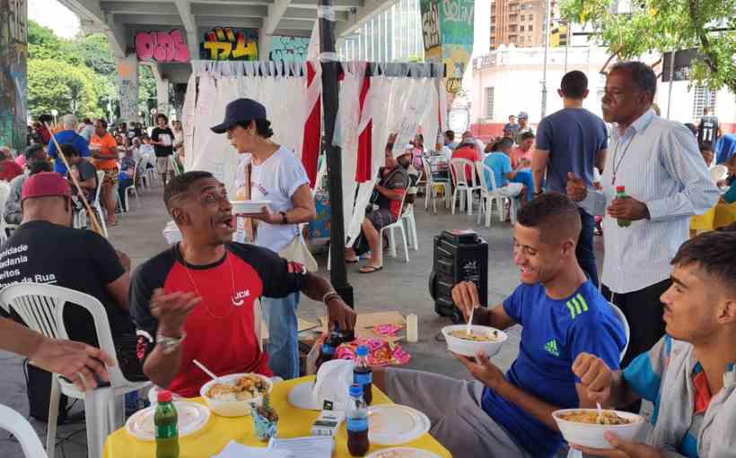 Moradores de rua de BH ganham almoço em ato solidário na Sexta-Feira Santa - Jair Amaral/EM/D.A Press