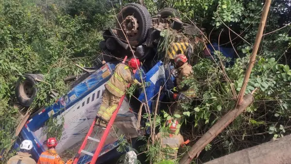 Caminhão de coleta de lixo capota, e motorista fica preso às ferragens - CBMMG/Divulgação