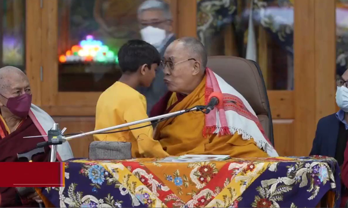 Dalai Lama dá beijo em garoto indiano e causa revolta nas redes - Reprodução / redes sociais