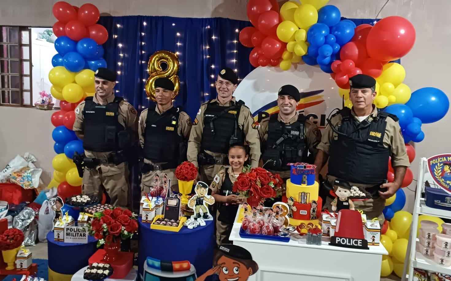 Fã da PM, criança ganha festa de aniversário com presença de policiais - PMMG/Divulgação