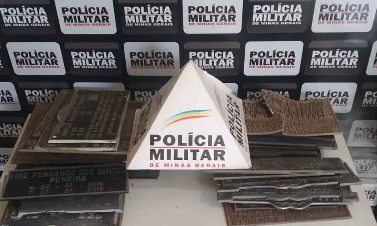 Dupla é presa por furtar lápides de mais de 30 túmulos em Paracatu - Divulgação/Polícia Militar