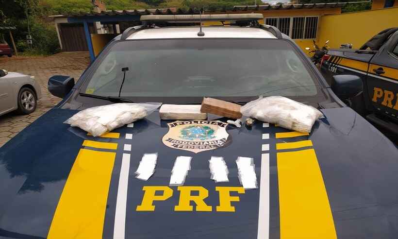 Cocaína avaliada em R$ 500 mil é apreendida dentro de ônibus de viagem - PRF/Divulgação