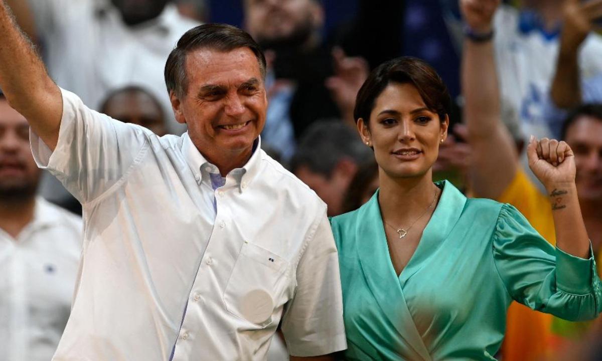 Michelle e Bolsonaro ganham aumento salarial do PL; veja novo valor - MAURO PIMENTEL/AFP