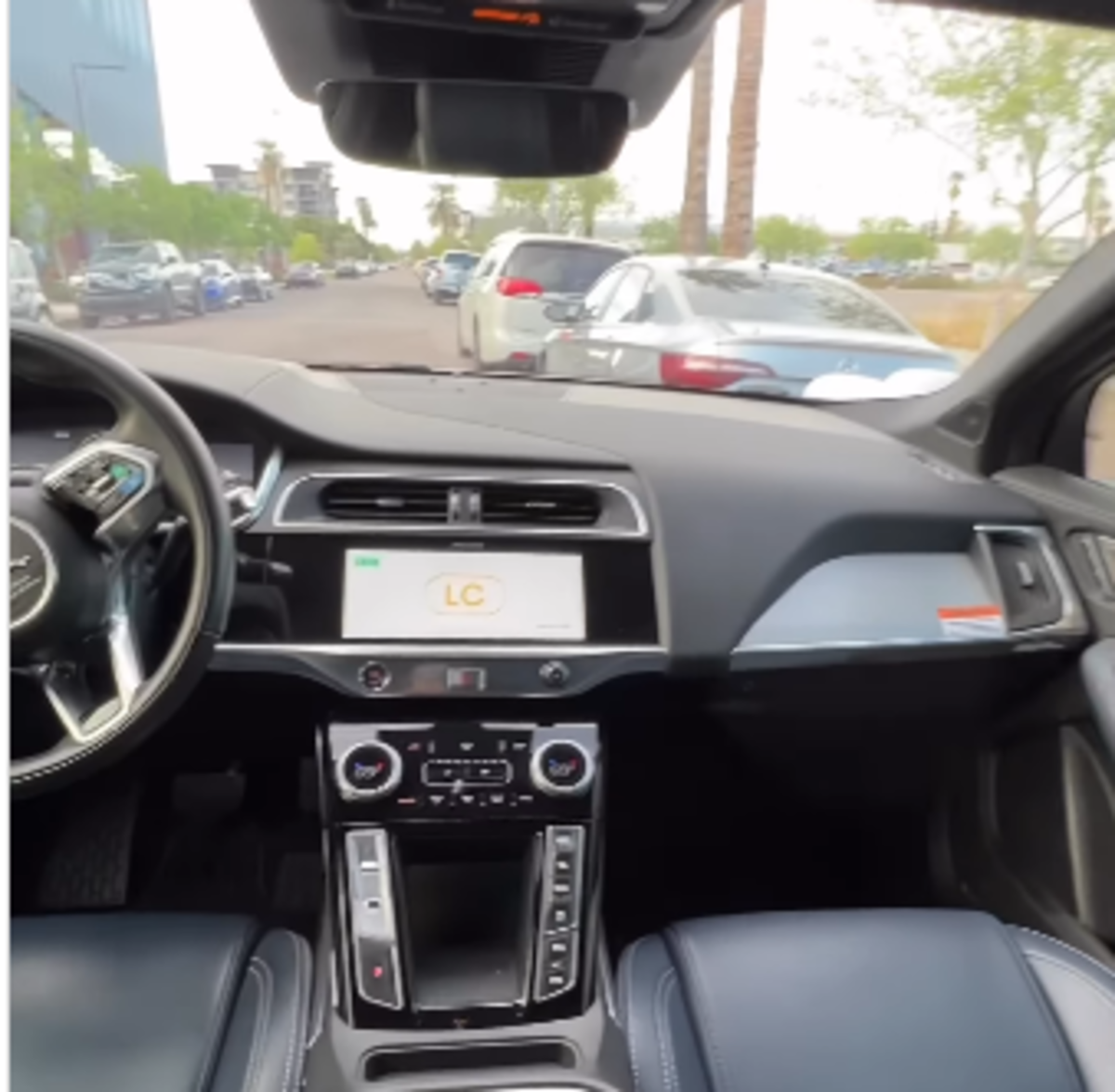 Uber sem motorista: jovem mostra carro que dirige sozinho e viraliza - Reproduç ão / Instagram