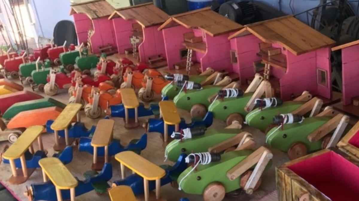 Brinquedos fabricados por detentos são doados para crianças em MG - Sejusp
