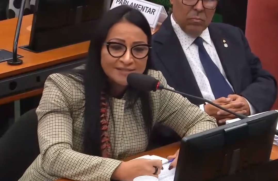 Deputada indígena Silvia Waiãpi faz discurso transfóbico na Câmara - TV Câmara / Reprodução