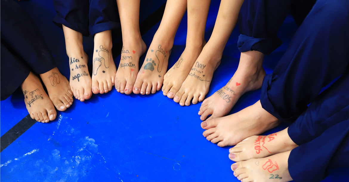 Estudantes de Contagem ficam descalços para arrecadar doações - Divulgação/ Colégio Santo Agostinho
