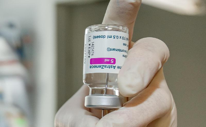 AstraZeneca encerra vendas de vacina contra  COVID após  efeito colateral