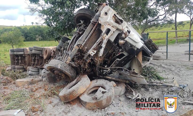 Motorista morre em acidente com caminhão na BR-354 - PMRv/Divulgação