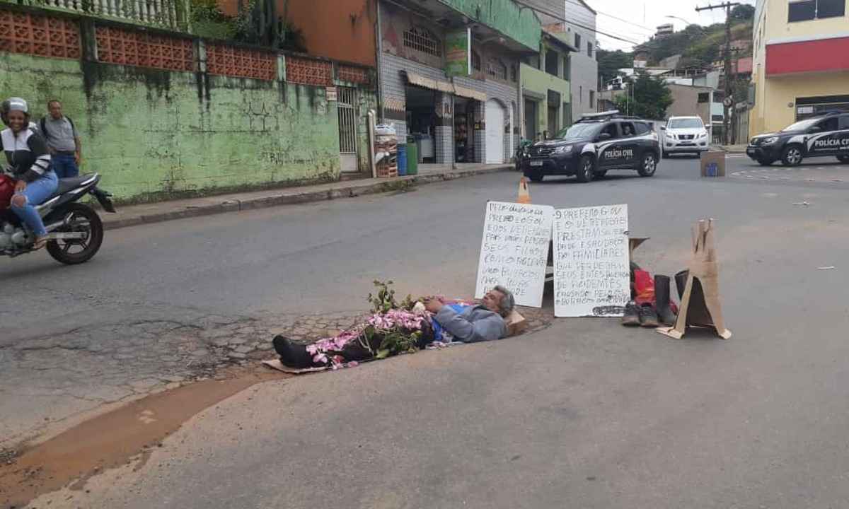 Homem faz protesto inusitado e 'se sepulta' em buraco na rua de Itabira