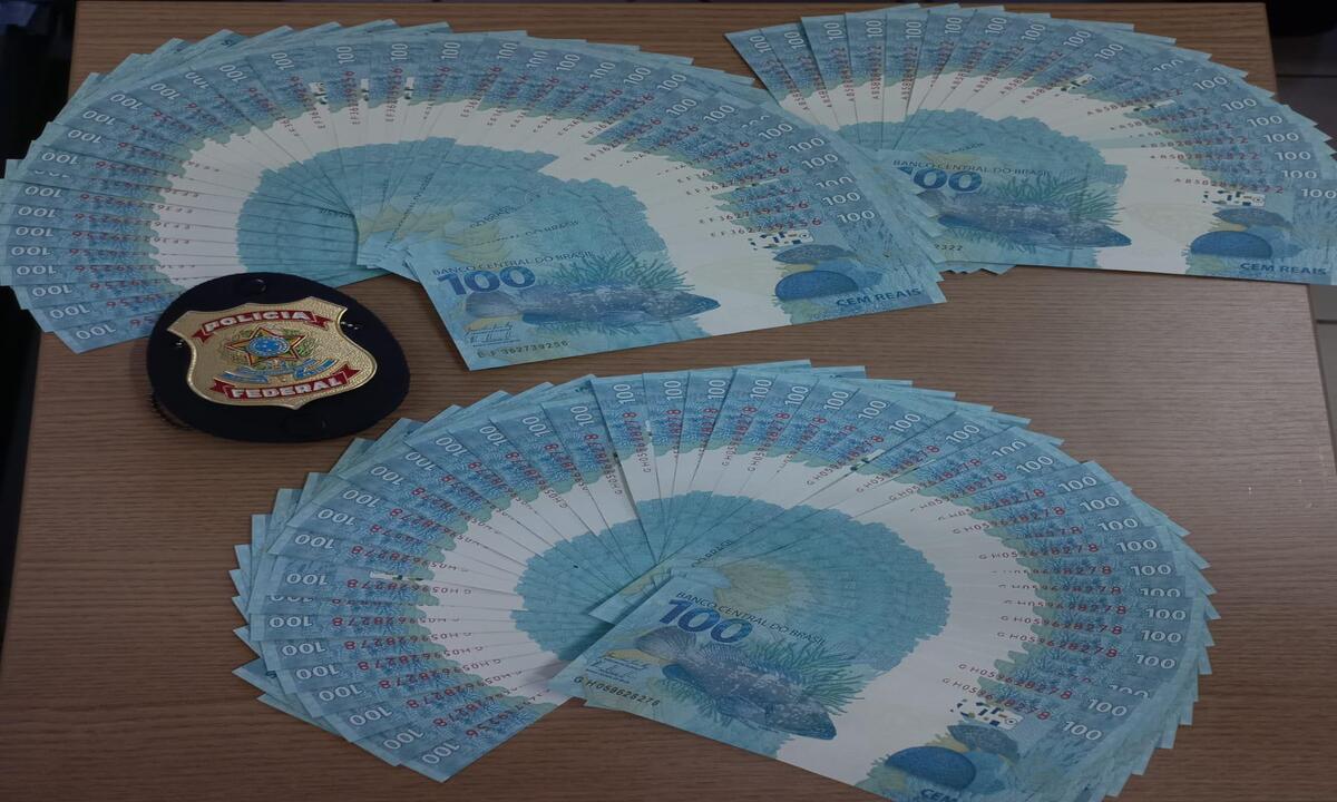PF encontra R$ 10 mil em notas falsas dentro de pacote apreendido - Divulgação/Polícia Federal