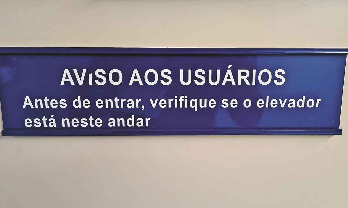 O Banco de Brasília saiu na frente. Mudou a placa do elevador. Nota 10!