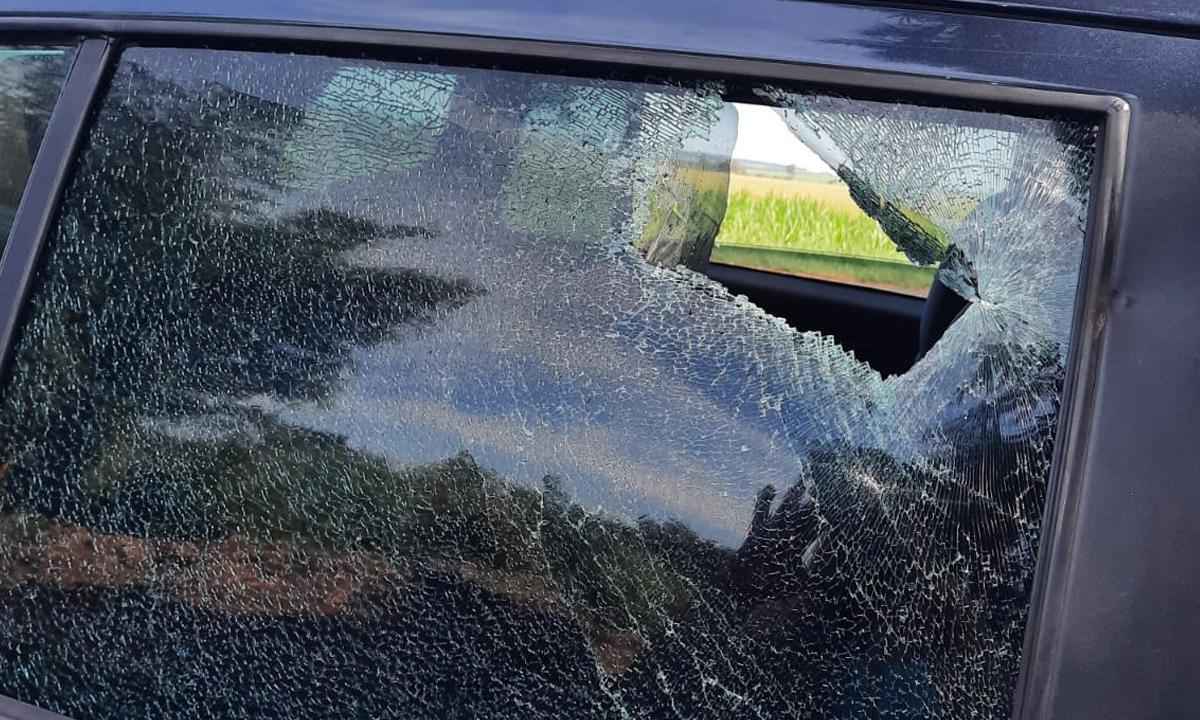 Homem atira pedra em carro de influencer e fere quatro pessoas - Redes Sociais/Divulgação