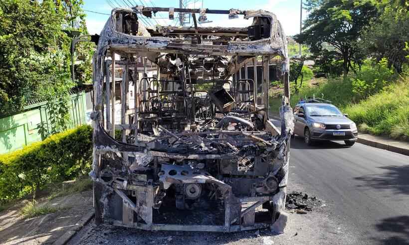 Um dia depois de aumento de passagem, ônibus pega fogo em BH - Gladyston Rodrigues/EM/DA. Press