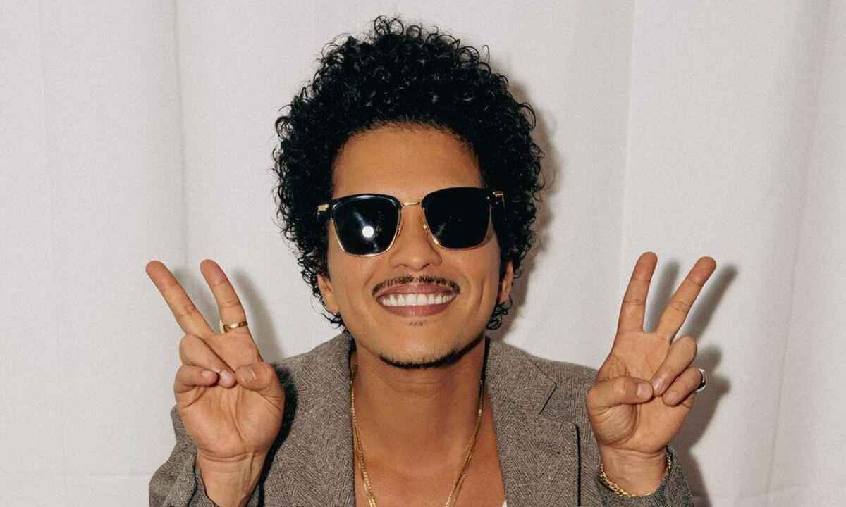 The Town: Bruno Mars comemora vendas com 'Dança da motinha' - Reprodução/Instagram