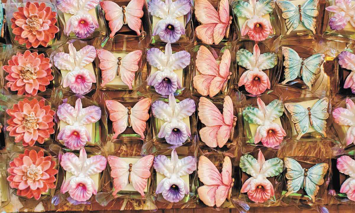 Jardim de chocolate: bombons ganham enfeites de flores e borboletas - Rochelle Vaz/Divulgação