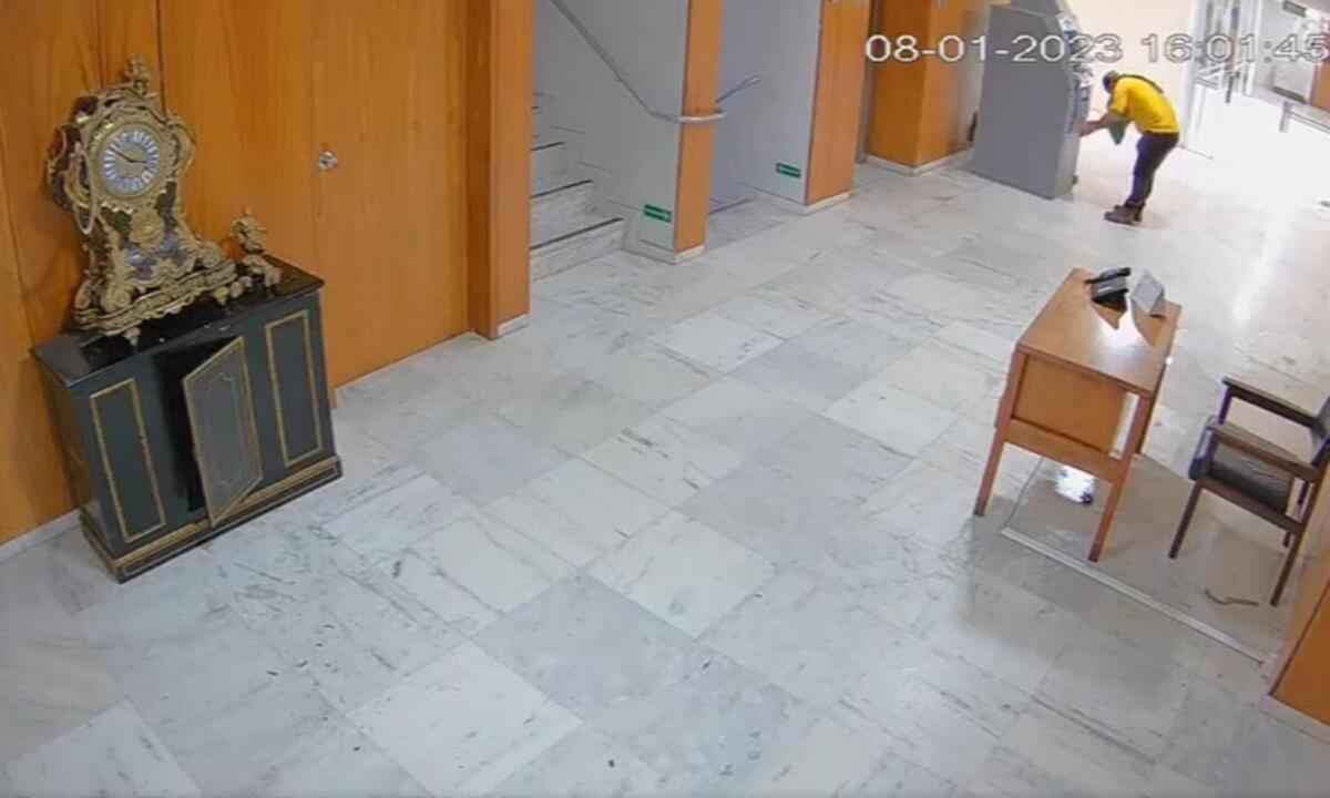 Vídeo: Golpistas tentaram roubar caixa eletrônico do Palácio do Planalto - Circuito interno do Palácio do Planalto/ Reprodução