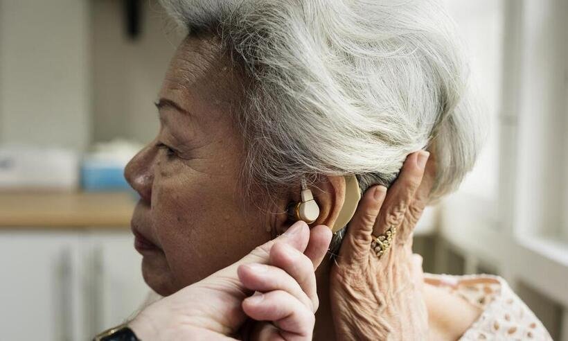 Perda auditiva não tratada aumenta em 42% risco de Alzheimer, diz estudo - Rawpixel