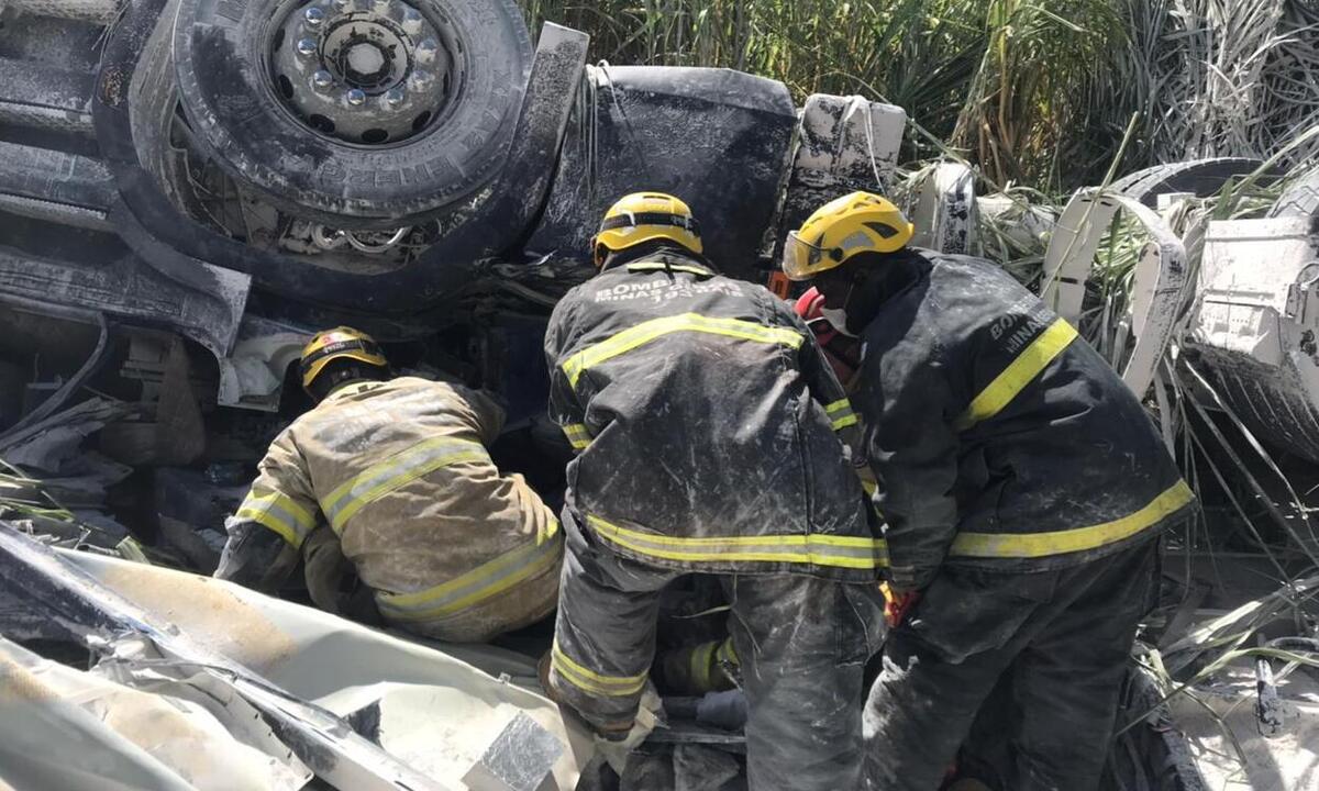 Caminhoneiro morre preso às ferragens em acidente na BR-135 - Corpo de Bombeiros/Divulgação