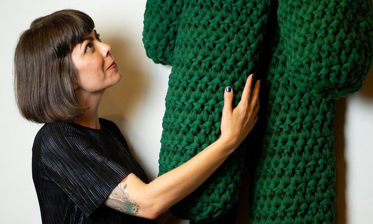 Daniela Schneider aborda o luto e a força da vida com esculturas de crochê -  Daniel Pinho/divulgação
