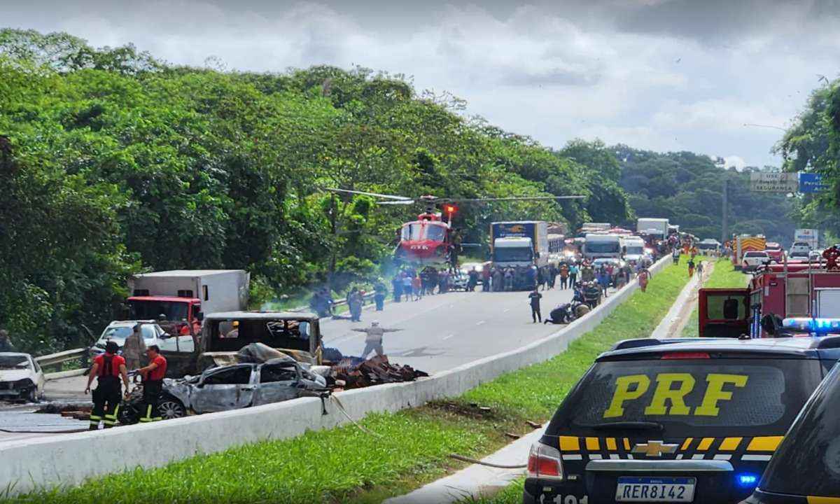 Vídeo: impressionante sequência de batidas com 15 veículos em rodovia de PE - PRF/Divulgação