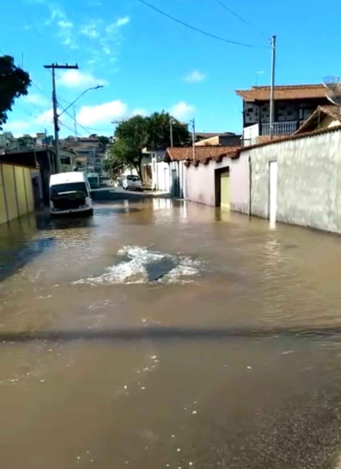 Vídeo: rua em Contagem fica inundada por vazamento de água - Rede sociais / Divulgação