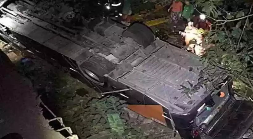 Motorista de ônibus que caiu de ponte em MG dormiu no volante - Corpo de Bombeiros/Divulgação