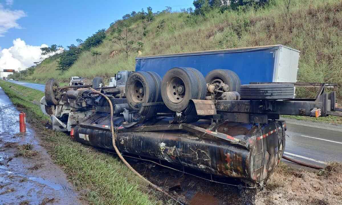 Condutor morre, e 10.000 L de diesel são derramados em tombamento na BR-040 - Divulgação / Via 040