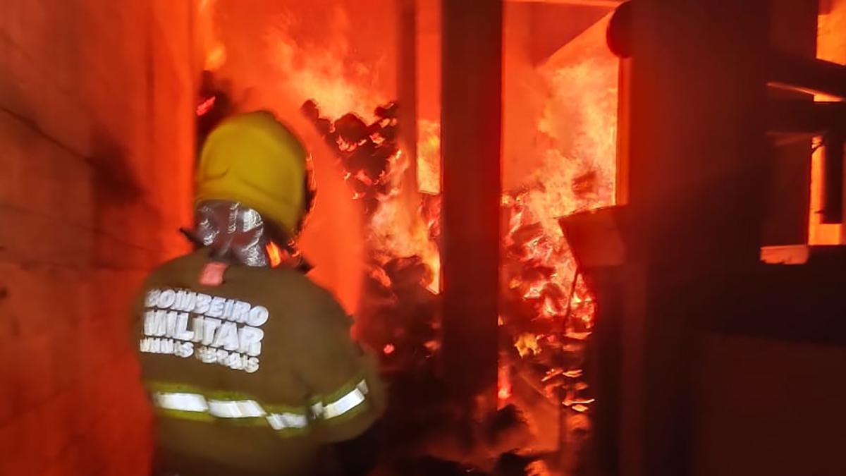 Incêndio já consumiu mais de 'um caminhão-pipa' de água em cidade mineira - Sala de Imprensa/CBMMG