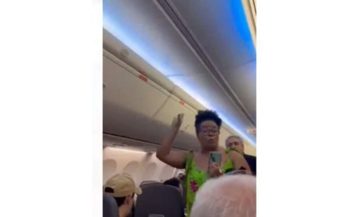 Passageiros veem racismo no caso da mulher expulsa de avião - Reprodução / redes sociais