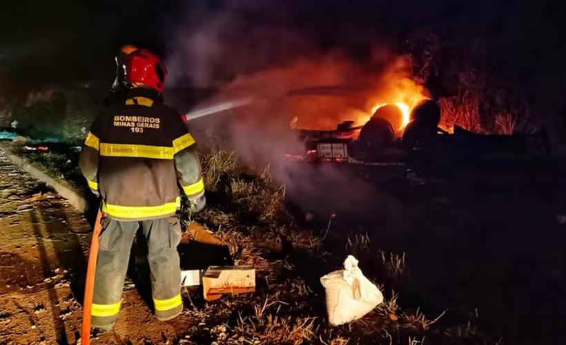 Caminhão com carga de condimentos pega fogo no Norte de Minas - Corpo de Bombeiros/Divulgação