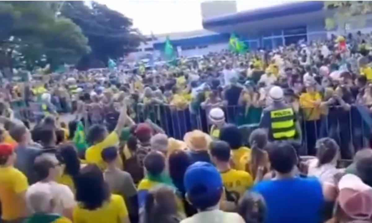 Bolsonaro é recebido com festa em feira de agronegócio - Carla Zambelli/Twitter/Reprodução