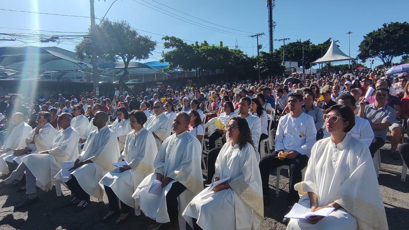 Missa do Trabalhador: roupas tingidas por lama lembram vítimas de tragédias - Jair Amaral/EM/D.A/Press
