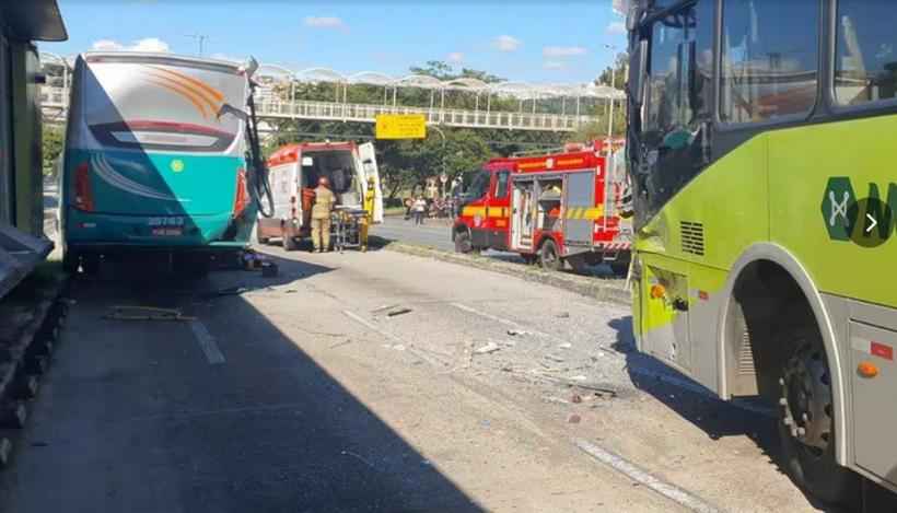 Acidente entre dois ônibus deixa 27 feridos em BH - Corpo de Bombeiros/Divulgação