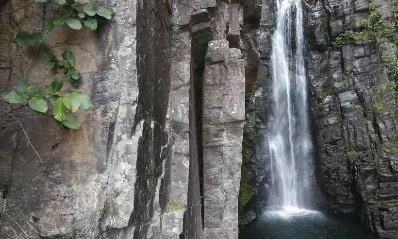 Cachoeira Véu da Noiva é interditada por causa de fenda em rocha - CBMMG / Divulgação