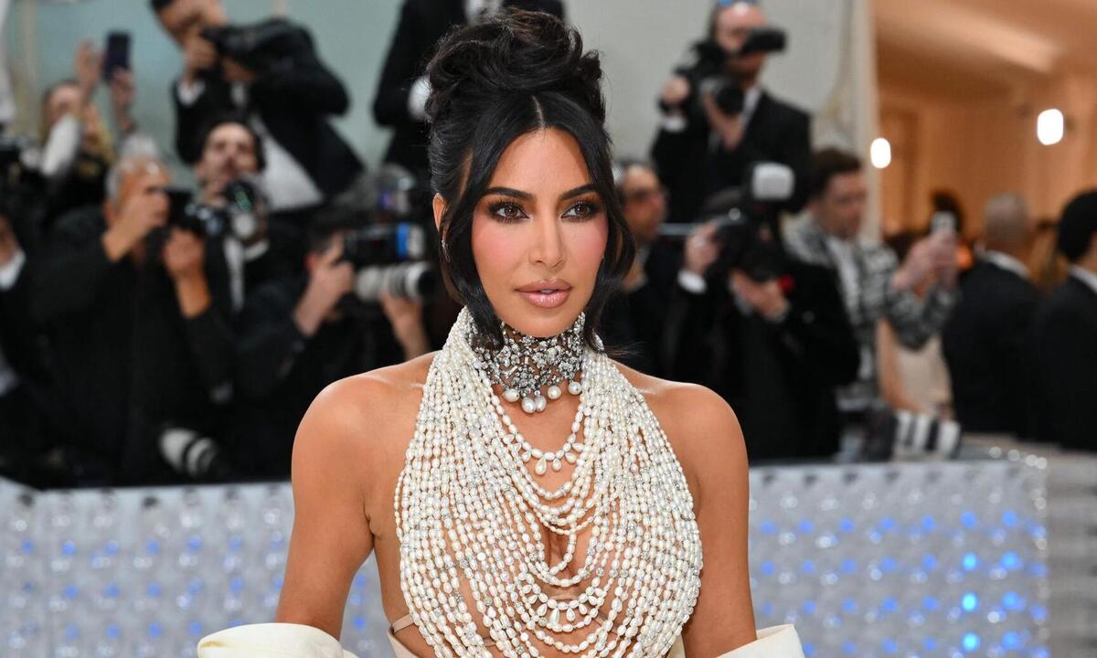 Kim Kardashian faz releitura de look da Playboy no Met Gala - ANGELA WEISS / AFP