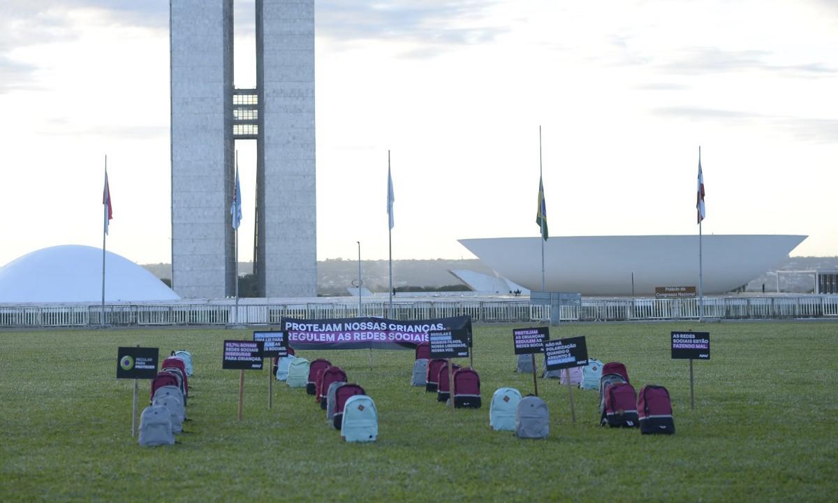 Mochilas vazias em frente ao Congresso lembram vítimas de ataques a escolas - Reprodução/Avaaz