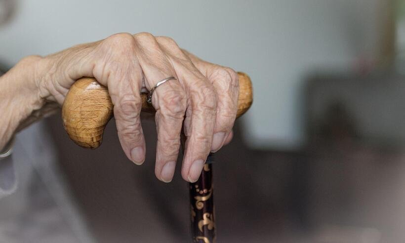 Acima de 60 anos: descubra sinais do mieloma múltiplo prevalente em idosos -  Sabine van Erp/Pixabay 