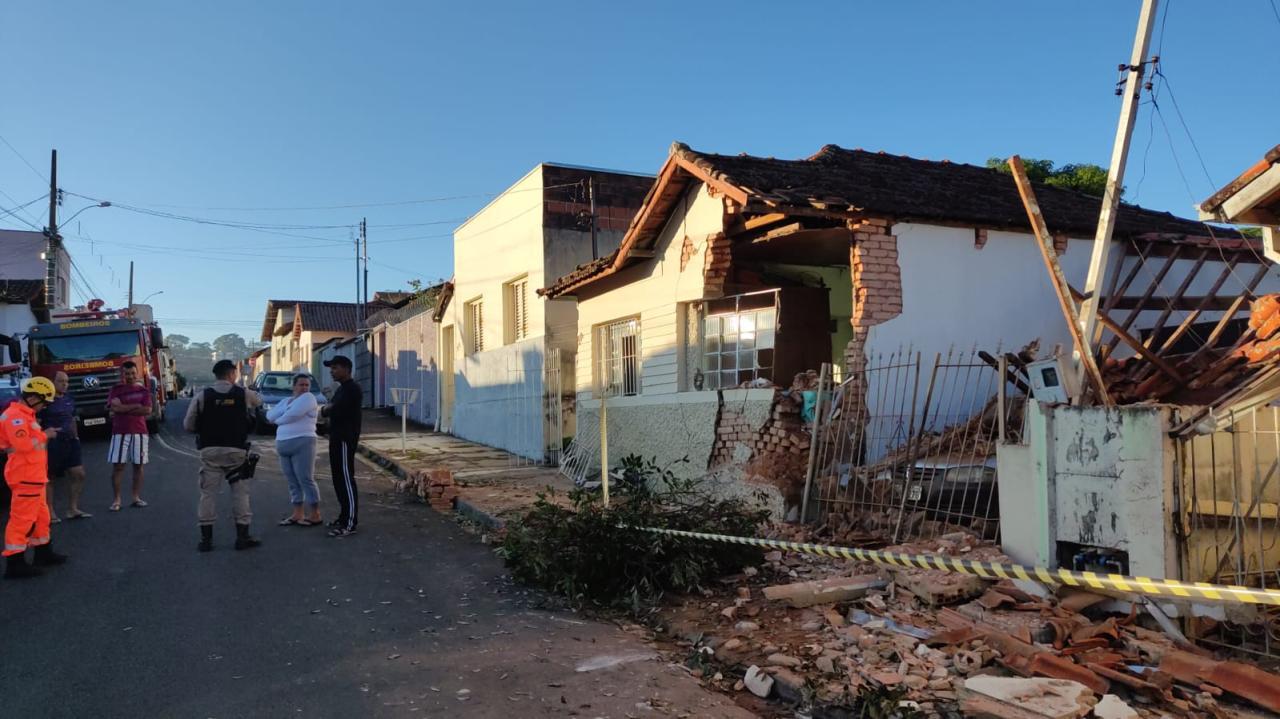 Sem freio, caminhão desgovernado destrói casa em Araxá - Divulgação/CBMG