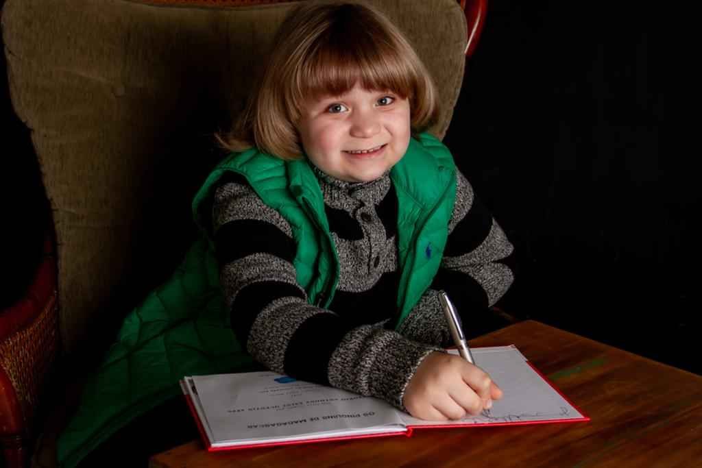 Menino autista, de 8 anos, lança livros e recebe premiações internacionais - arquivo pessoal