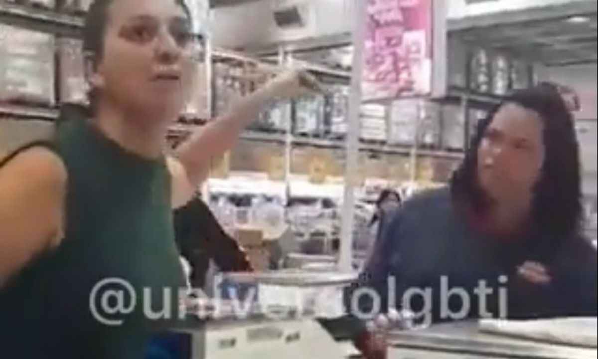 Vídeo: mãe de adolescente briga com funcionária por homofobia - Reprodução