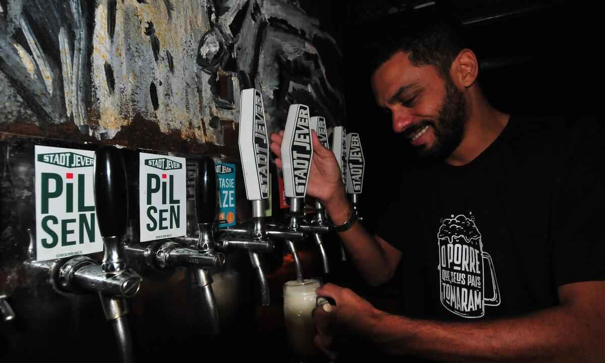 Bar de BH sorteia chopes e distribui 100 litros no aniversário de 40 anos - Marcos Vieira /EM/DA. Press.