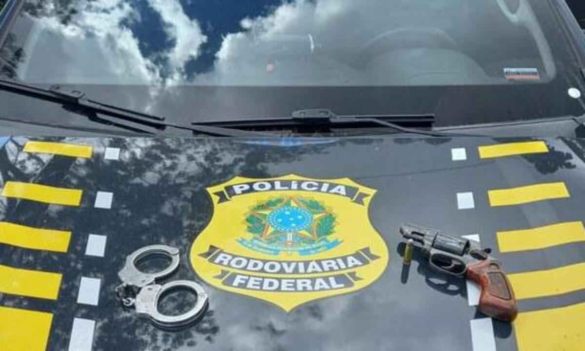 Polícia prende procurado por vários homicídios em ônibus que chegaria a BH - PRF/Divulgação