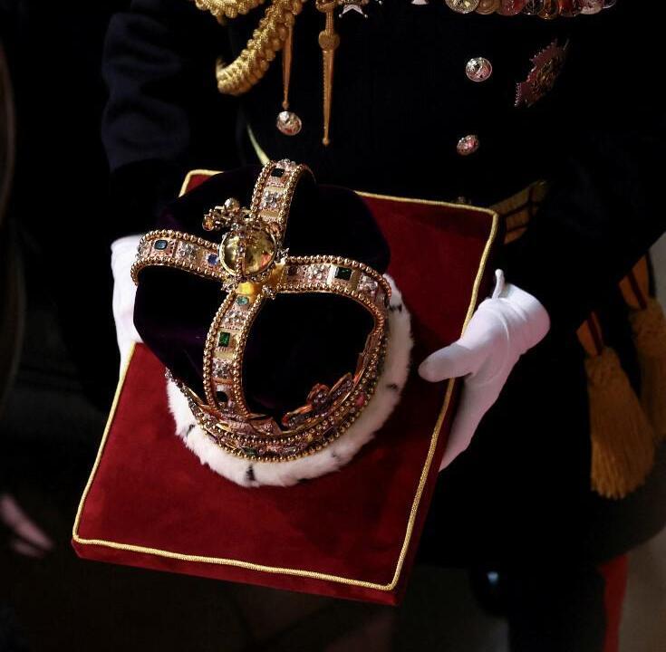Rei Charles 3° será coroado com peça feita de ouro maciço e cravejada de joias - Oli SCARFF / AFP