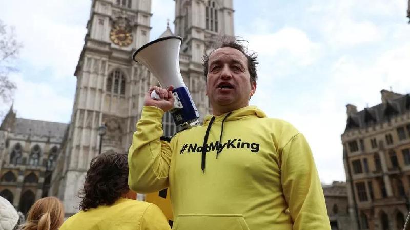 Líder de grupo anti-monarquia é preso em protesto contra a coroação - Reuters
