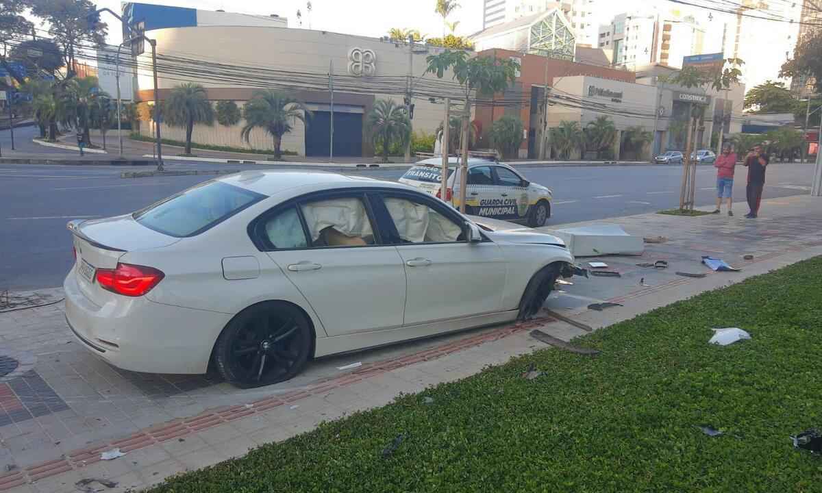 Motorista embriagado invade calçada e bate BMW na Avenida do Contorno - Guarda Municipal de BH/ Divulgação